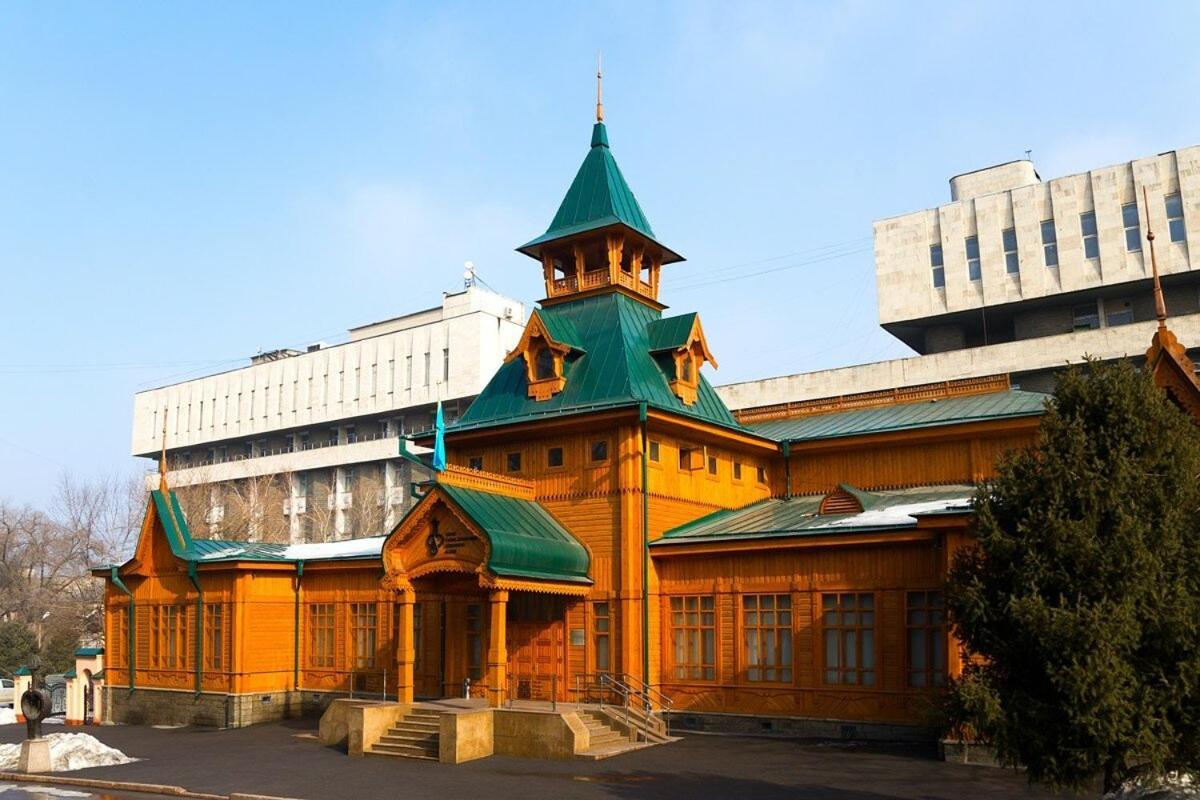 Nadezhda Apartments At Kabanbay Batyr 79 Almaty Exterior photo